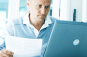 Ejendomme, computer, tage sig af papirarbejde