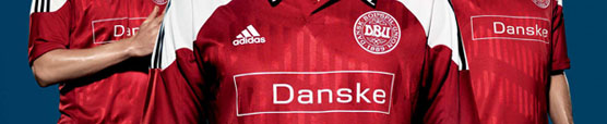 Foto af de nye sponsortrøjer til det danske fodboldlandshold